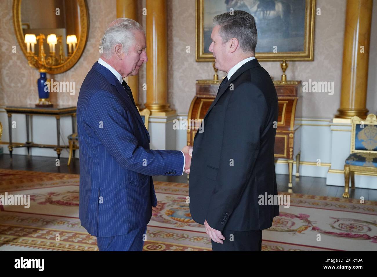 File foto datata 10/09/22 di re Carlo III durante un'udienza con il leader laburista Sir Keir Starmer nella sala 1844, a Buckingham Palace, Londra. Data di pubblicazione: Venerdì 5 luglio 2024. Foto Stock