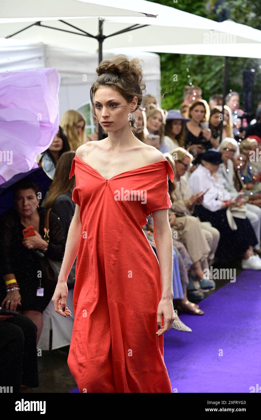 Model bei der Anja Gockel Fashionshow Berlin S25 "Let the Birds Fly" bei Anja Gockel Berlin/Paris44. Berlino, 02.07.2024 Foto Stock