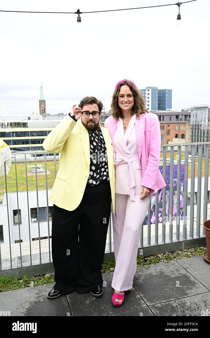 Steven Preisner und Saskia Grimm beim Mates Date Influencer Event auf der Berlin Fashion Week S/S 2025 im Atelier Rooftop. Berlino, 02.07.2024 Foto Stock