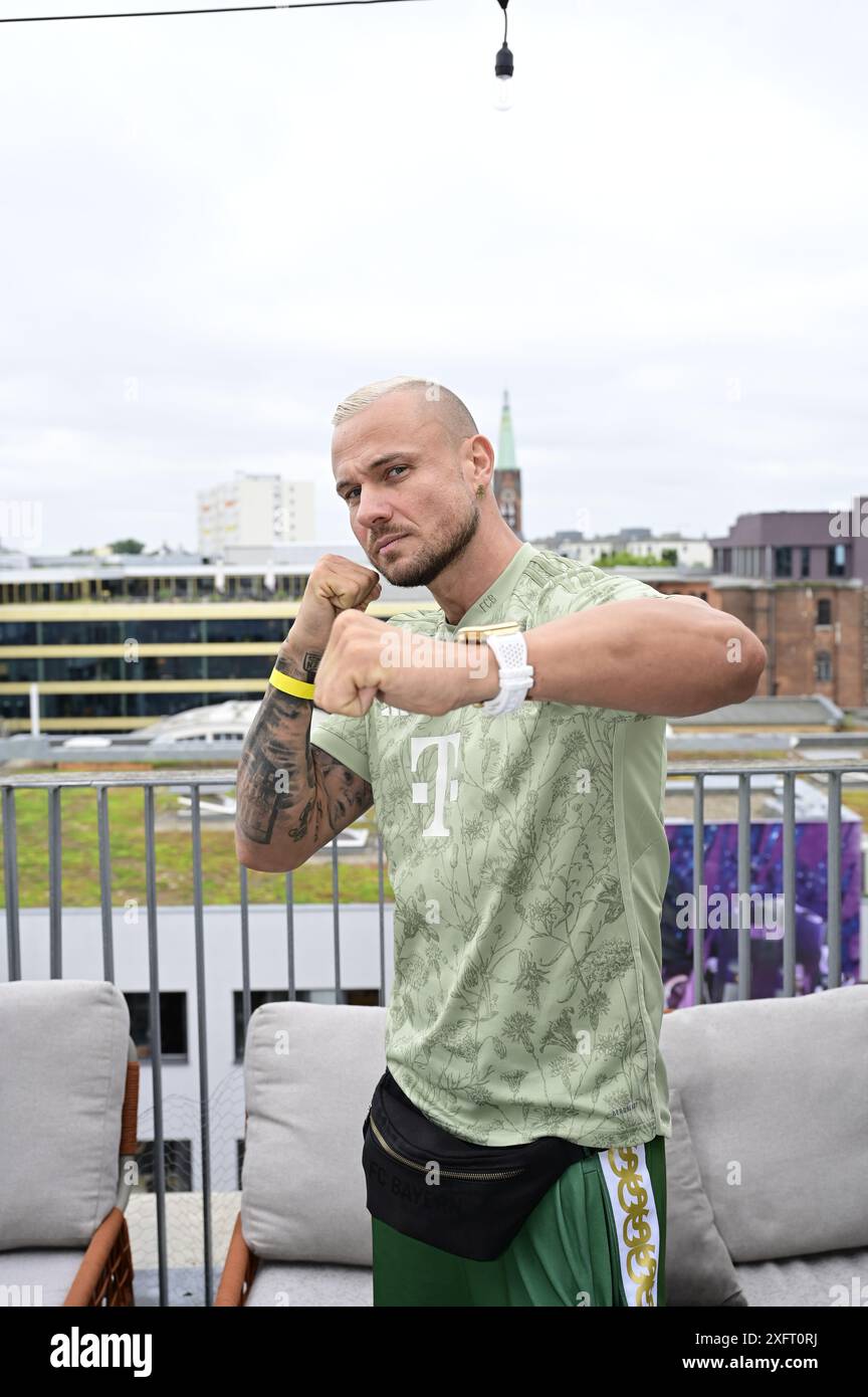 Eric Sindermann beim Mates Date Influencer Event auf der Berlin Fashion Week S/S 2025 im Atelier Rooftop. Berlino, 02.07.2024 Foto Stock
