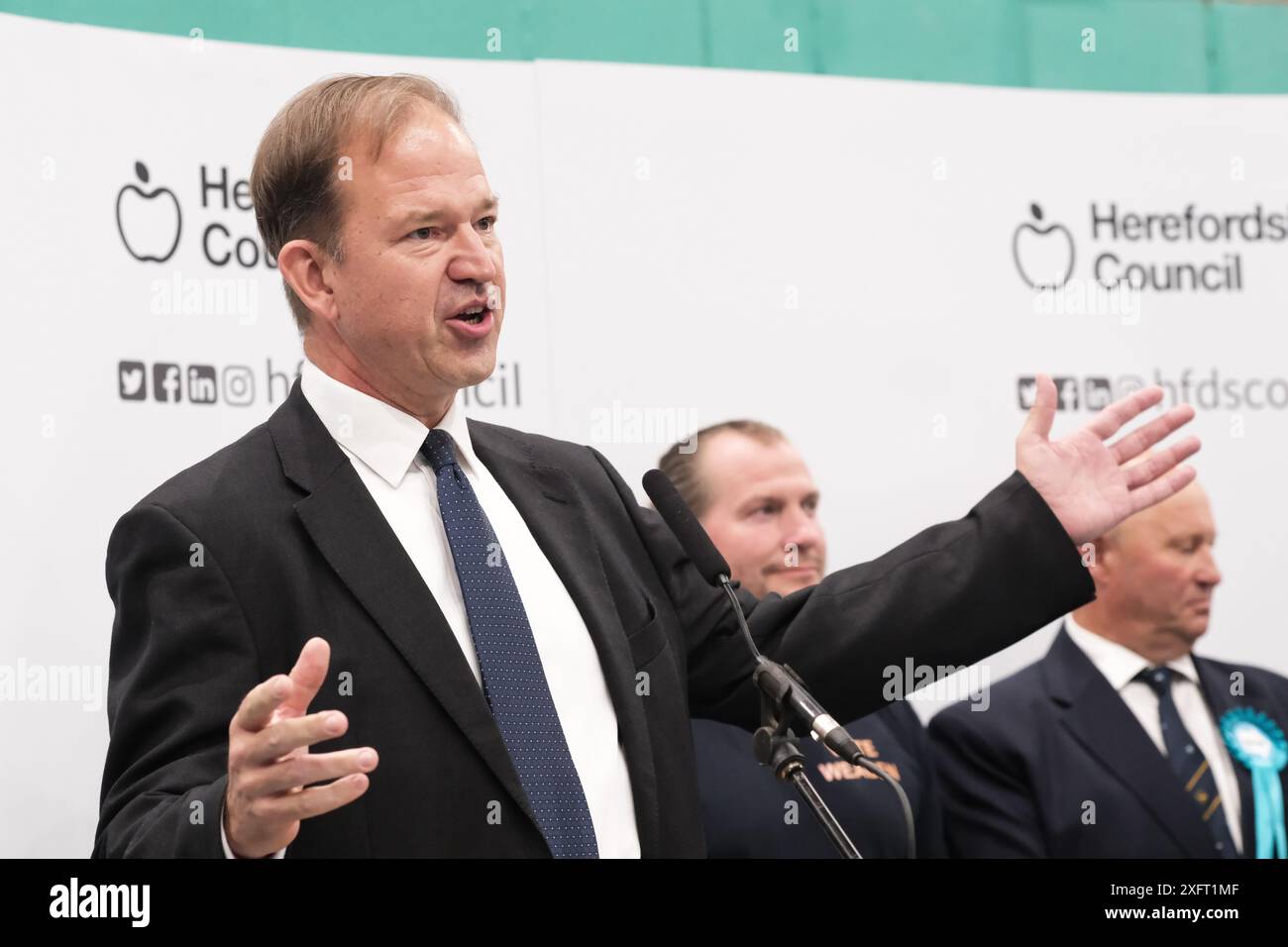 Hereford, Herefordshire, Regno Unito – venerdì 4 luglio 2024 – elezioni generali a Hereford UK – Jesse Norman il candidato conservatore che fa il suo discorso di accettazione dopo aver vinto nuovamente come deputato per Hereford e South Herefordshire - foto Steven May / Alamy Live News Foto Stock