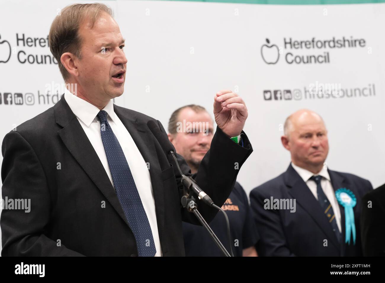 Hereford, Herefordshire, Regno Unito – venerdì 4 luglio 2024 – elezioni generali a Hereford UK – Jesse Norman il candidato conservatore che fa il suo discorso di accettazione dopo aver vinto nuovamente come deputato per Hereford e South Herefordshire - foto Steven May / Alamy Live News Foto Stock