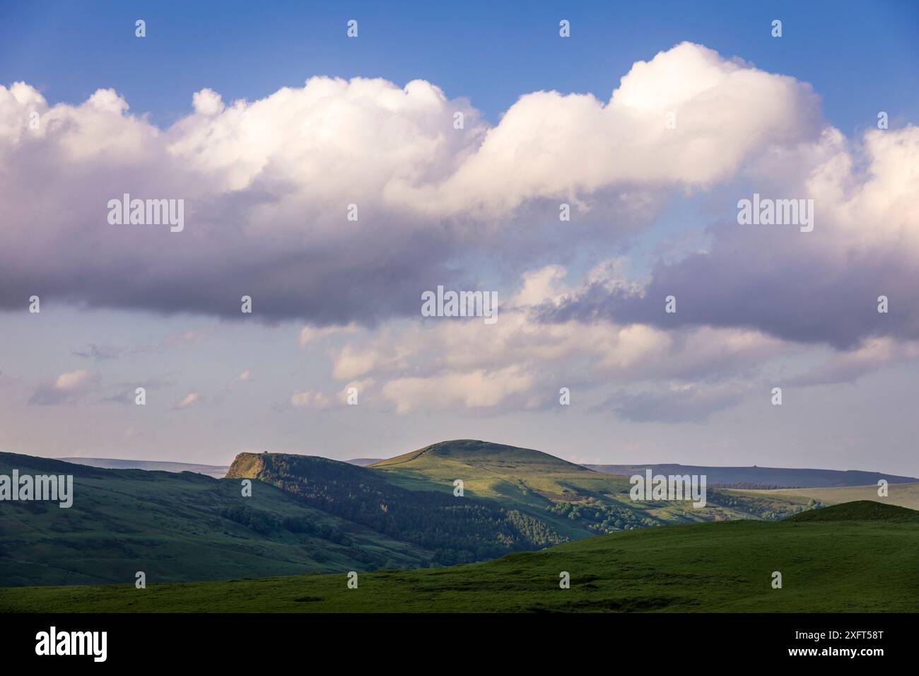 Ora d'oro serale su Mam Tor nel Peak District Derbyshire East Midlands Inghilterra Regno Unito Foto Stock