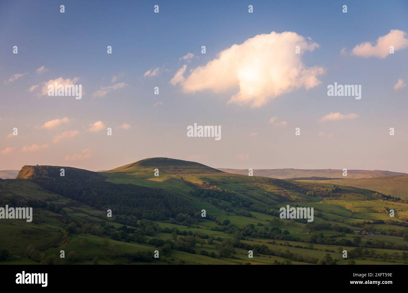 Ora d'oro serale su Mam Tor nel Peak District Derbyshire East Midlands Inghilterra Regno Unito Foto Stock