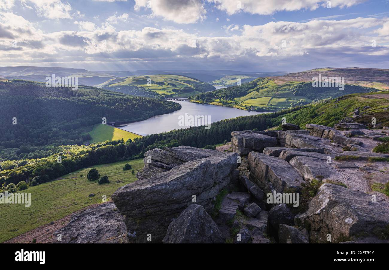 La vista da Bamford Edge sul lago artificiale Ladybower, la valle Derwent, il Derbyshire East Midlands, Inghilterra, Regno Unito Foto Stock