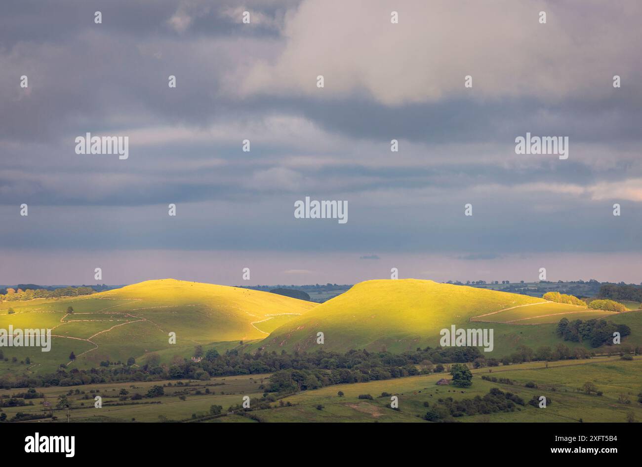 Luce dorata serale che colpisce le bianche vette delle colline nel Peak District vicino a Shawfield East Midlands Inghilterra Regno Unito Foto Stock