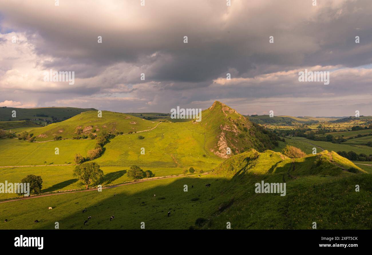 La luce del sole d'oro colpisce Parkhouse Hill da Chrome Hill nel Peak District Derbyshire East midlands Inghilterra Regno Unito Foto Stock