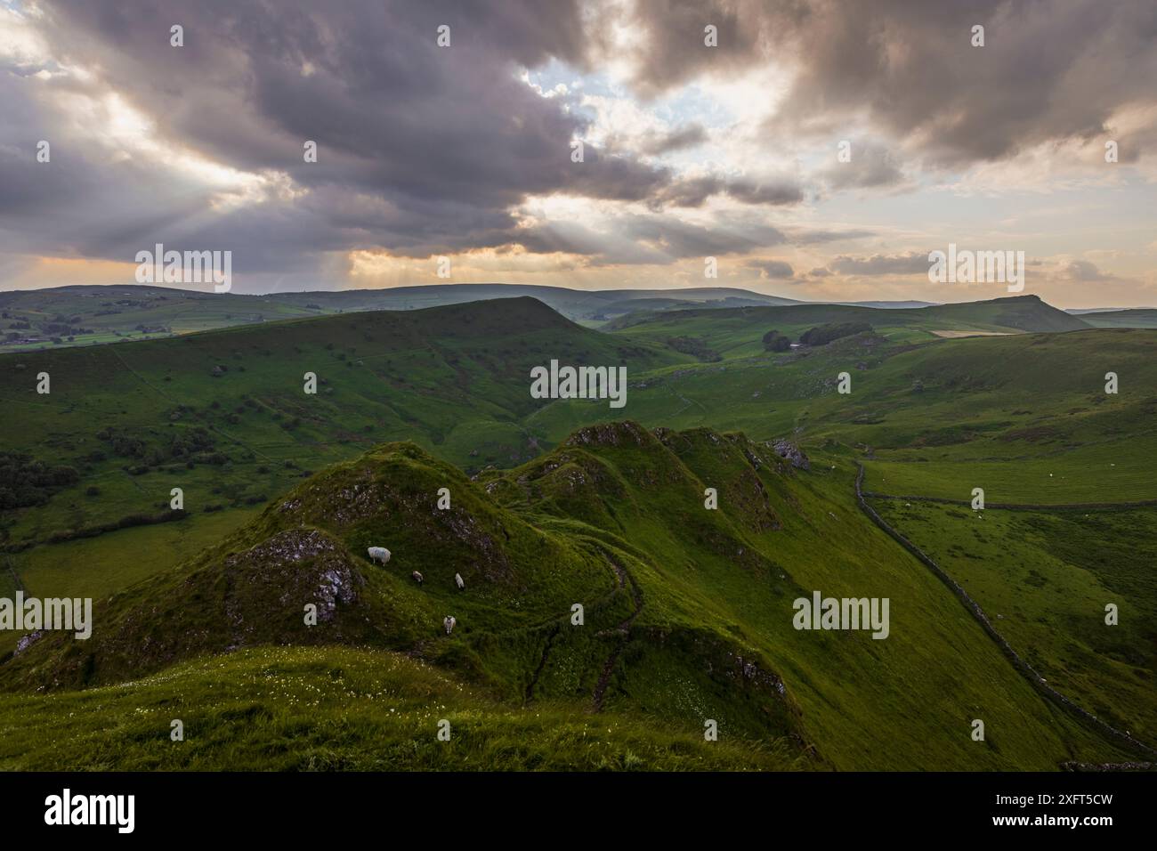 Tramonto nuvoloso sul crinale da Chrome Hill sul Peak District Derbyshire East midlands Inghilterra Regno Unito Foto Stock