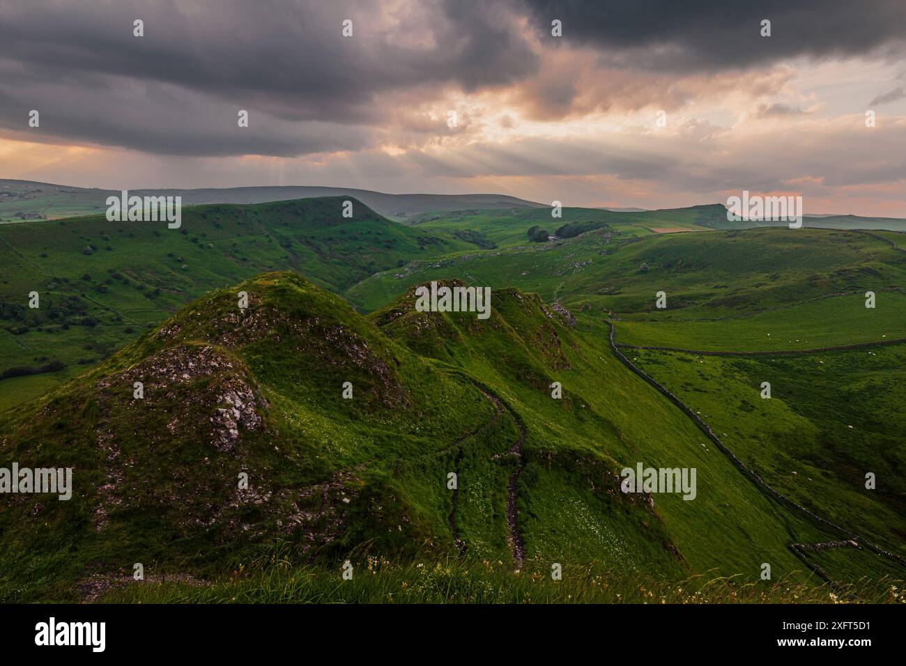 Tramonto nuvoloso sul crinale da Chrome Hill sul Peak District Derbyshire East midlands Inghilterra Regno Unito Foto Stock