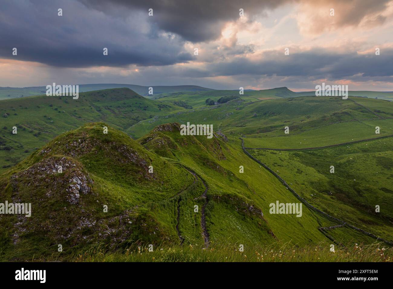 Tramonto nuvoloso sul crinale da Chrome Hill sul Peak District Derbyshire East midlands Inghilterra Regno Unito Foto Stock