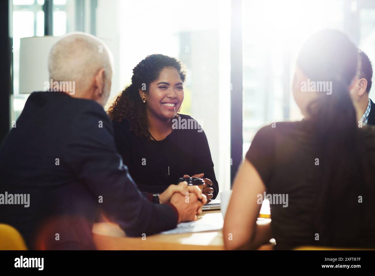 Donne felici, addetti agli appalti o alle aziende che si incontrano per pianificare strategie, profitti o aumento delle vendite. Lavoro di squadra, ricerca o analista con cui parlare Foto Stock