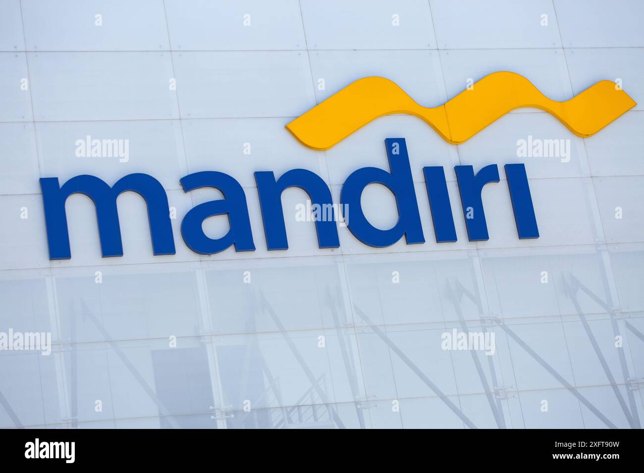 Cartello commerciale del gruppo Mandiri. Molto accattivante da lontano per creare la consapevolezza. Singapore. Foto Stock