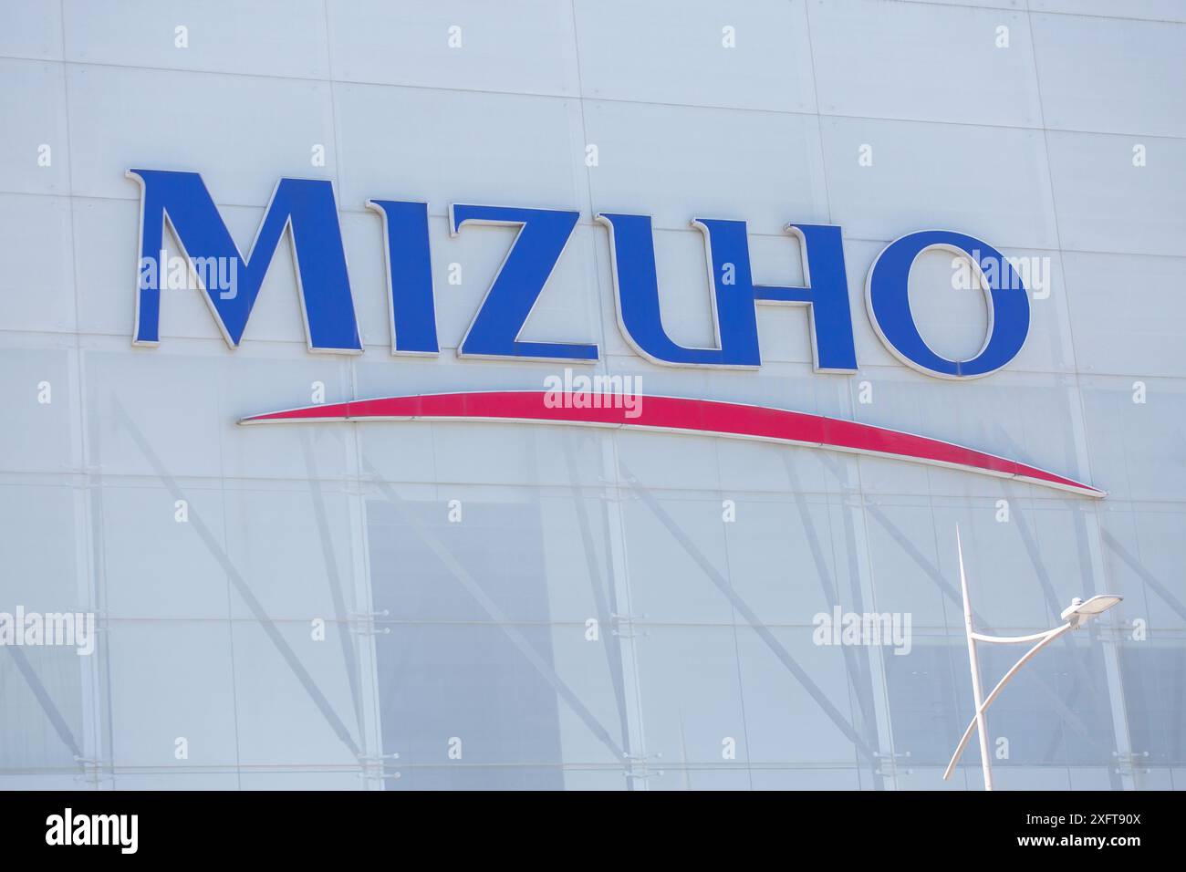 Cartello commerciale della banca Mizuho. Attira l'attenzione da lontano per creare la consapevolezza del marchio. Singapore. Foto Stock