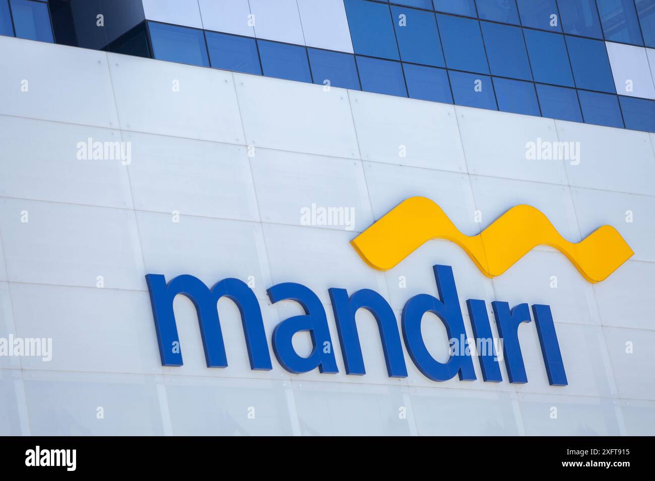 Cartello commerciale del gruppo Mandiri. Molto accattivante da lontano per creare la consapevolezza. Singapore. Foto Stock