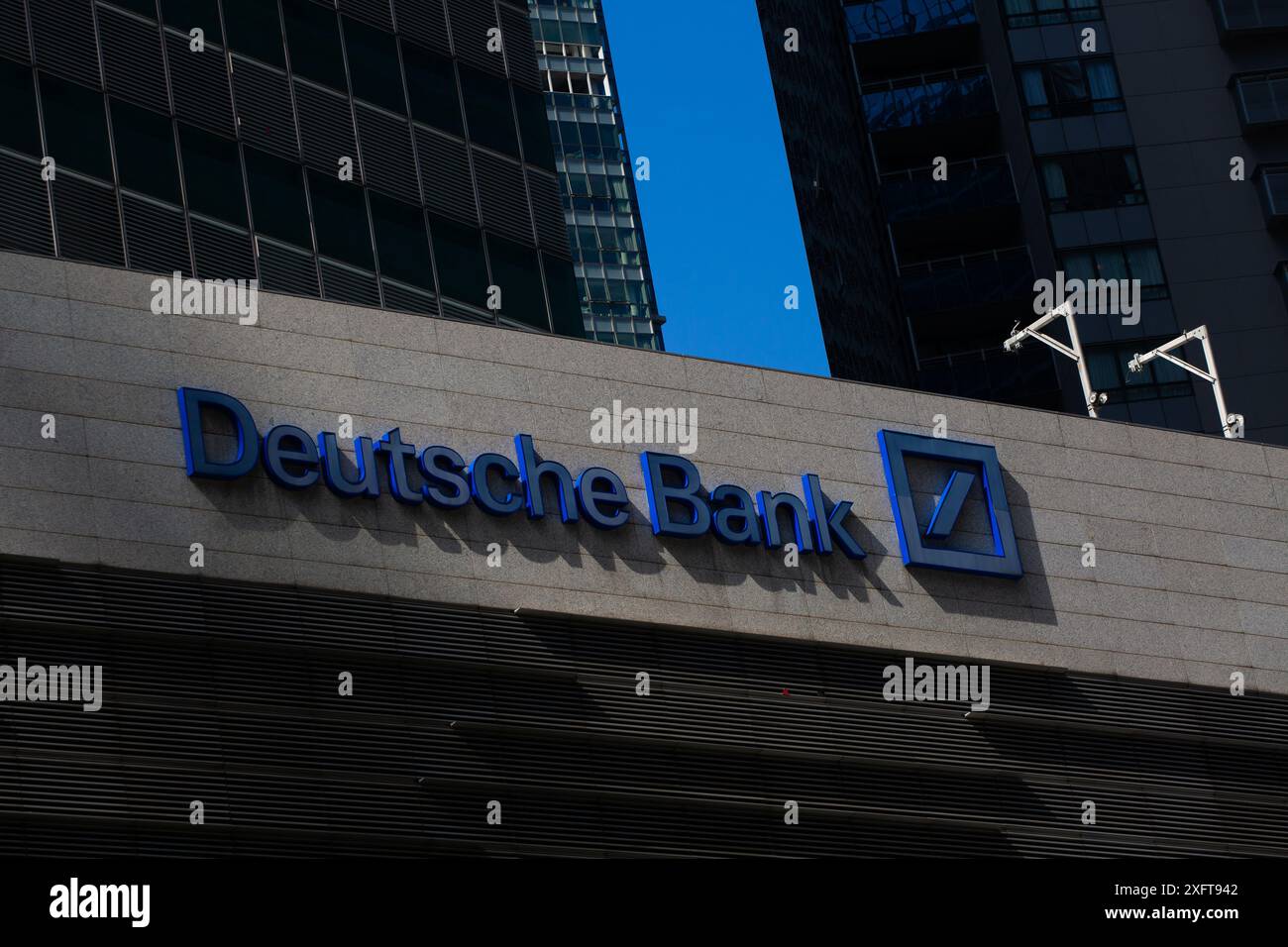 Cartellone blu della Deutsche Bank. Cattura l'occhio da lontano. Singapore. Foto Stock