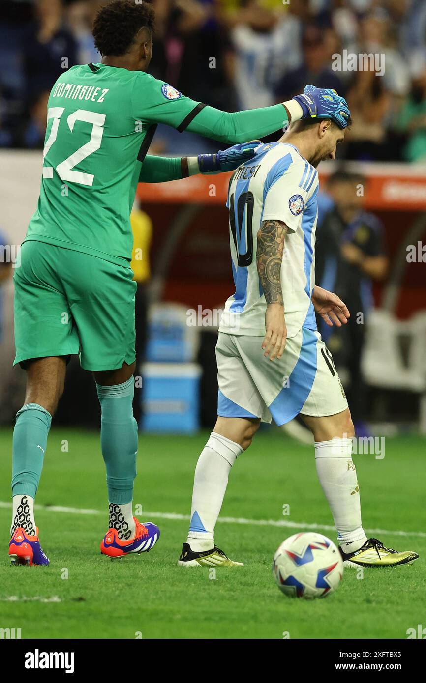 L'attaccante argentino Lionel messi R è confortato dal portiere dell'Ecuador Alexander Dominguez dopo aver fallito la conversione contro l'Ecuador in definizione di rigore durante i quarti di finale di Copa America USA 2024 all'NRG Stadium di Houston, TX il 4 luglio 2024 HOUSTON STATI UNITI Copyright: XALEJANDROxPAGNIx Foto Stock