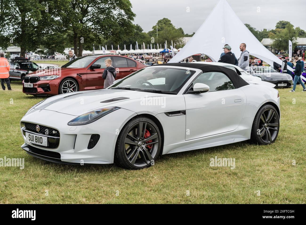 Tarporley, Cheshire, Inghilterra, 29 giugno 2024. Una Jaguar F-Type con capote bianca viene esposta in occasione di un incontro. Foto Stock