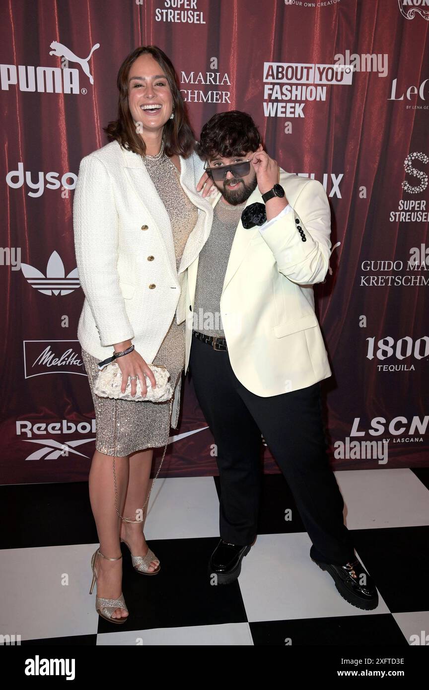 Saskia Grimm e Steven Preisner parlano di te Fashion Circus ad Adlershof-Johannisthal. Berlin, 04.07.2024 *** Saskia Grimm e Steven Preisner al About You Fashion Circus di Adlershof Johannisthal Berlin, 04 07 2024 foto:XF.xKernx/xFuturexImagex About_4709 Foto Stock