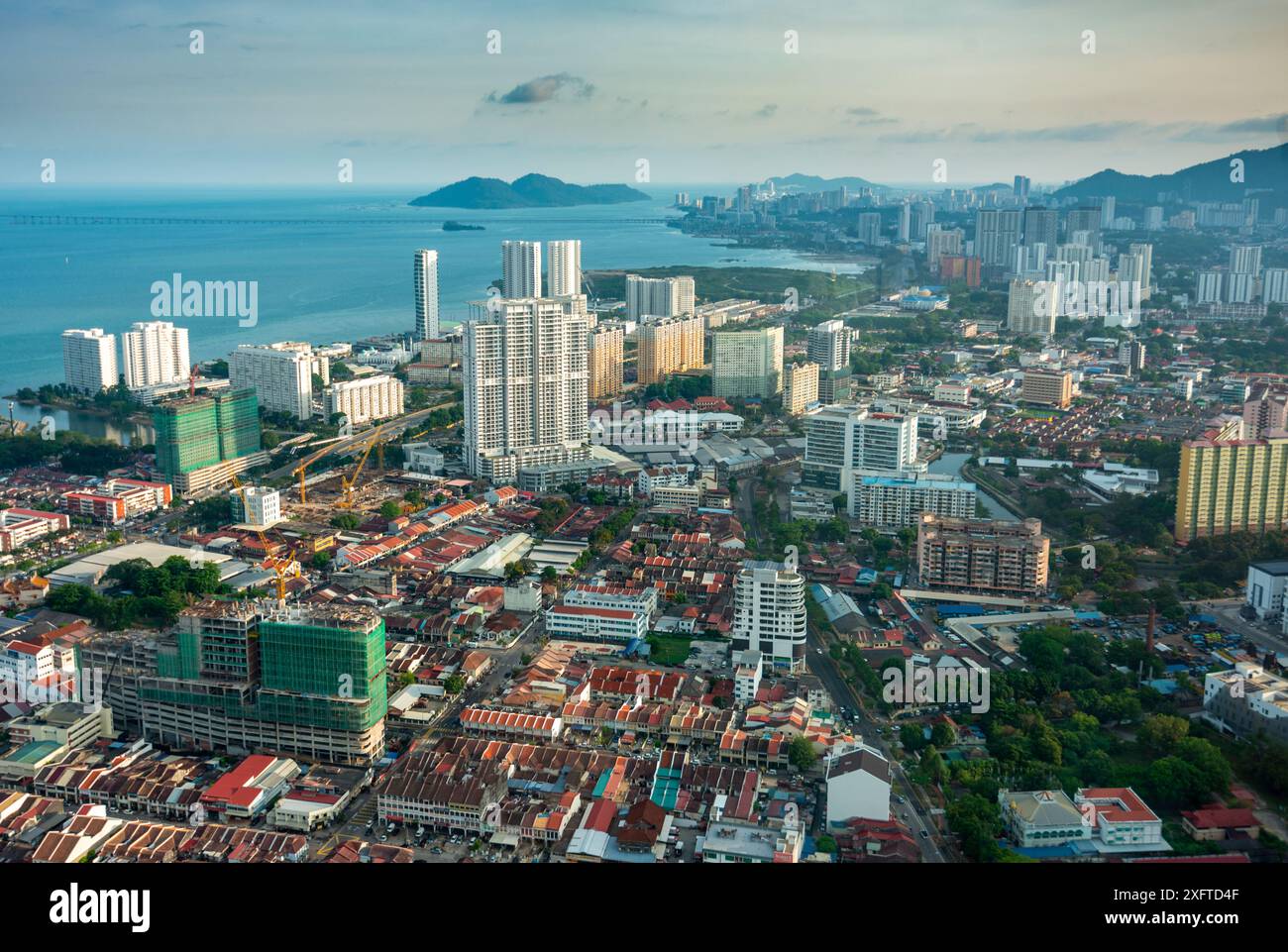 Penang Island, Malesia - aprile 26 2023: Splendida vista dell'area del centro cittadino, dal tetto e dalla piattaforma dell'Osservatorio degli edifici piu' alti di George Town Foto Stock