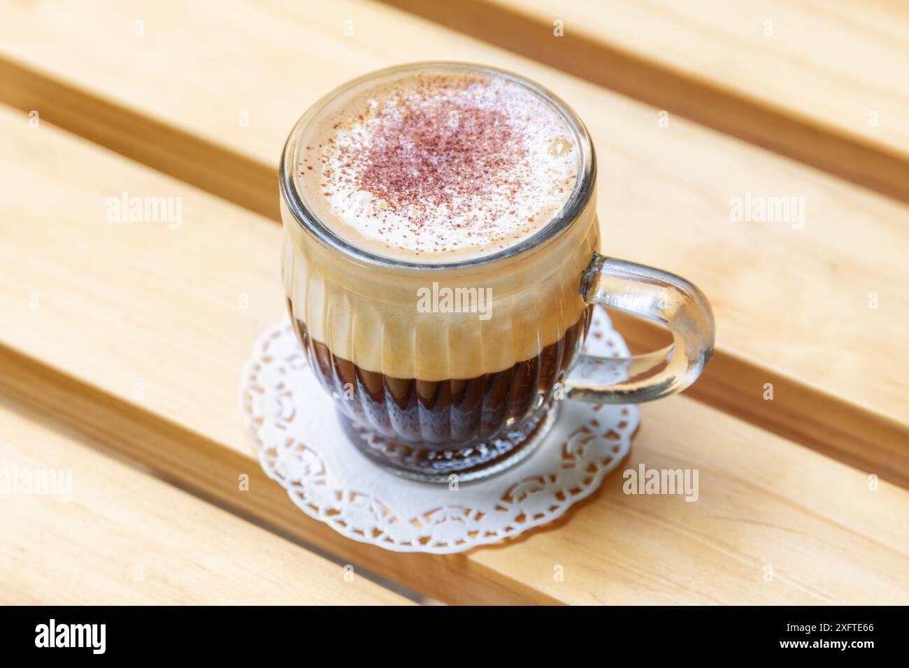 Vista dall'alto di una tazza di caffe' vietnamita all'uovo (CA phe trung) sul tavolo di legno del caffe' in strada. Bevanda tradizionale in Vietnam. Foto Stock