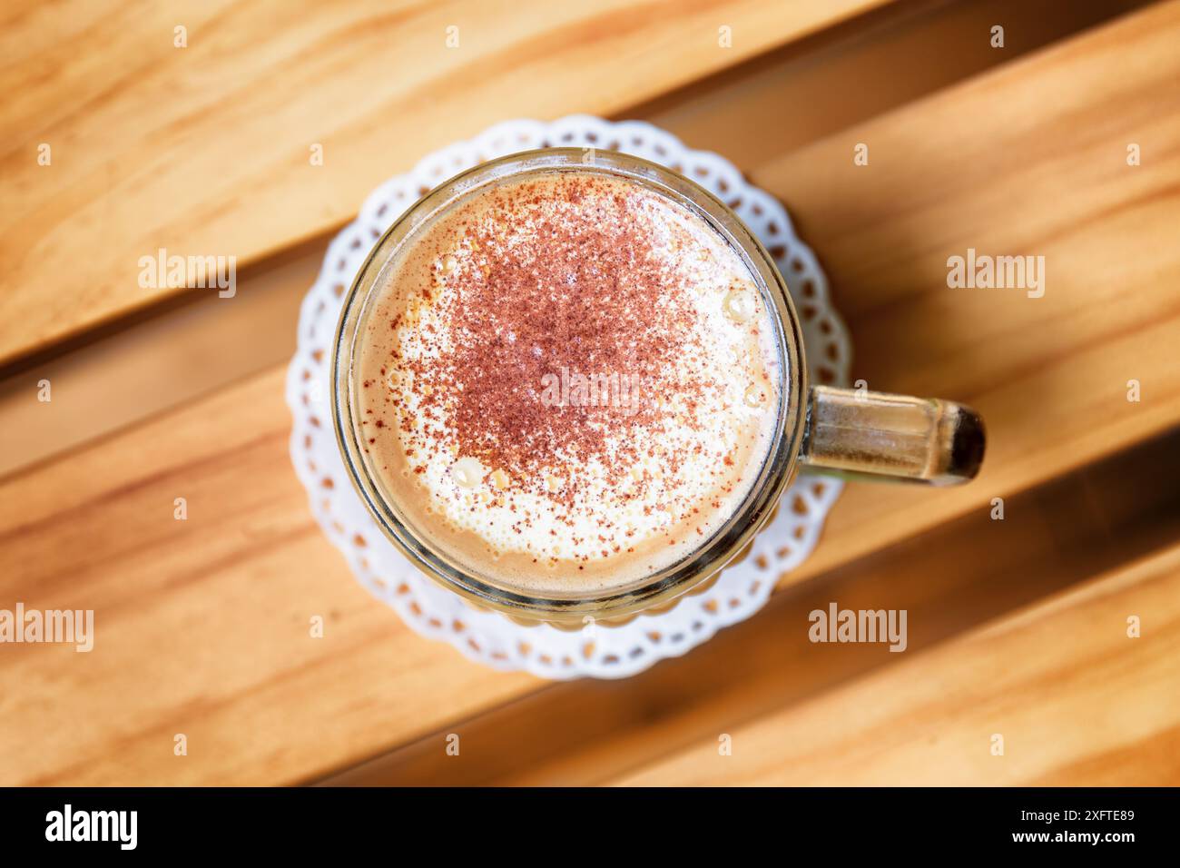 Vista dall'alto di una tazza di caffe' vietnamita all'uovo (CA phe trung) sul tavolo di legno del caffe' in strada. Bevanda tradizionale in Vietnam. Foto Stock