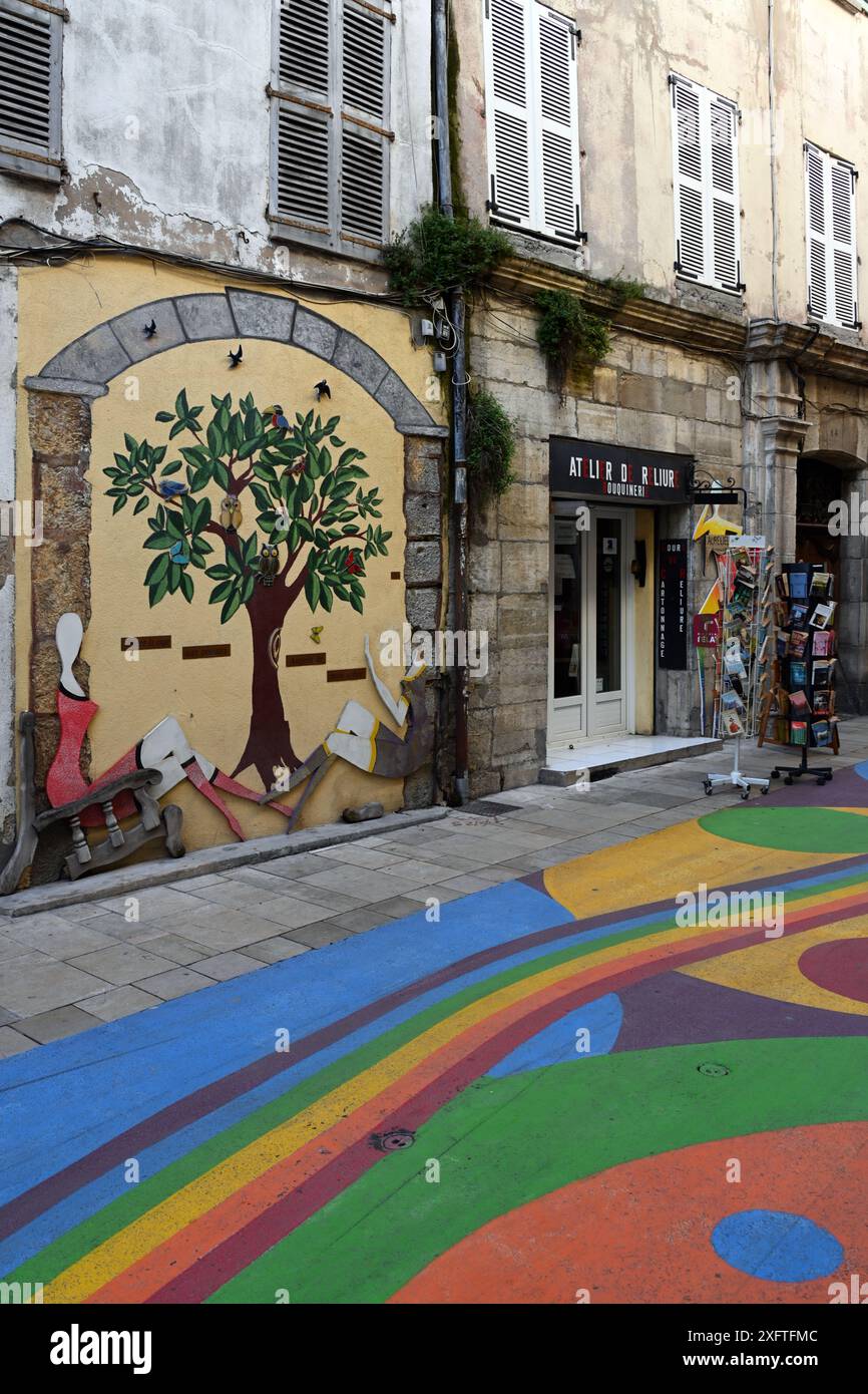 Pavimentazione dipinta o Street Art della zona pedonale o via pedonale nella città vecchia o nel quartiere storico di Draguignan Var Provence Francia Foto Stock