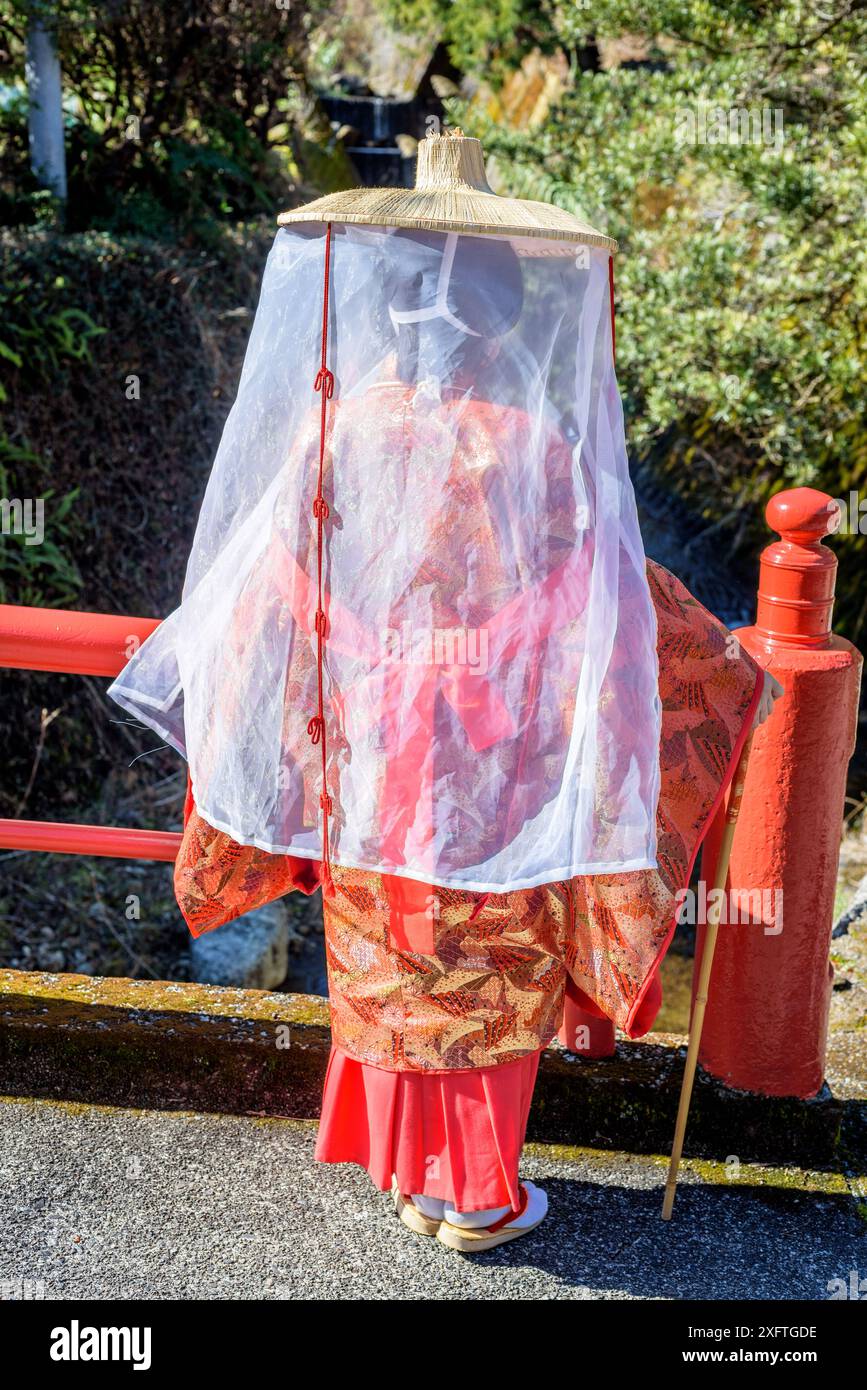 Donna giapponese che indossa il tradizionale costume del periodo Heian presso il percorso di pellegrinaggio di Kumano Kodo, sito patrimonio dell'umanità dell'UNESCO nella prefettura di Japa di Wakayama Foto Stock