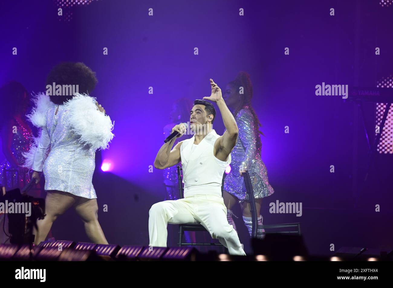 Città del Messico, Messico. 4 luglio 2024. Il cantante messicano Carlos Rivera si esibisce sul palco durante il XX Tour per celebrare i 20 anni della sua carriera alla Mexico City Arena il 4 luglio 2024, a città del Messico, Messico. (Foto di Carlos Tischler/ Eyepix Group) (foto di Eyepix/NurPhoto) credito: NurPhoto SRL/Alamy Live News Foto Stock