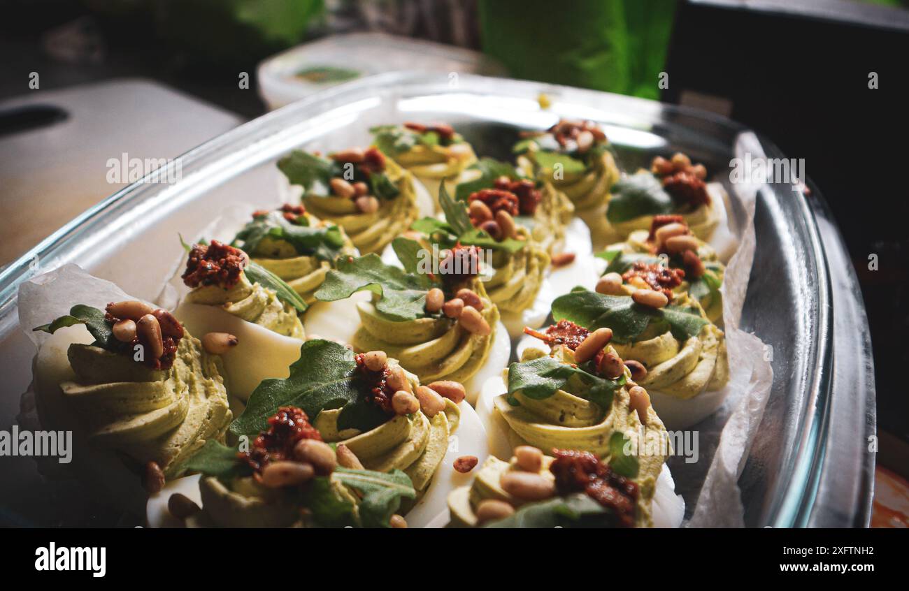 Cibo colorato. Prelibatezze servite in colorati cerchi rotondi con uova e sushi roll. Foto del menu del ristorante di lusso. Foto Stock
