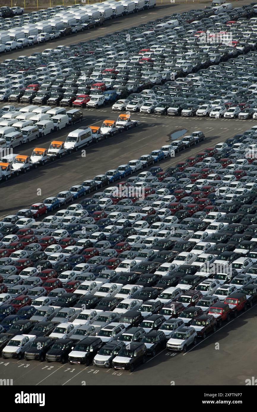 Vista dall'alto aerea delle nuove auto allineate in un porto di Panama pronto per l'esportazione, America centrale - foto stock Foto Stock