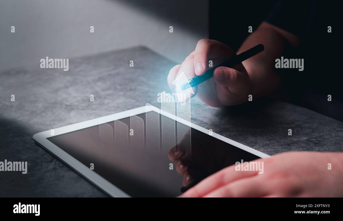 Sviluppo, successo e crescita del concetto di business. Donna d'affari che indica un grafico a freccia per il piano di crescita futura aziendale su un tablet digitale. Foto Stock