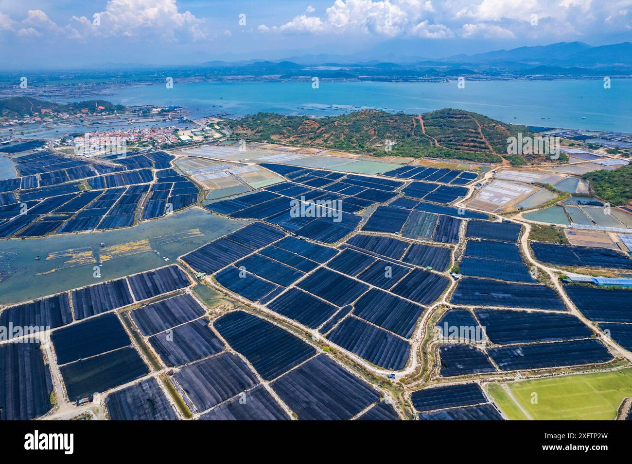 Vista aerea dei campi di sale di Hon Khoi, a Khanh Hoa, Vietnam Foto Stock