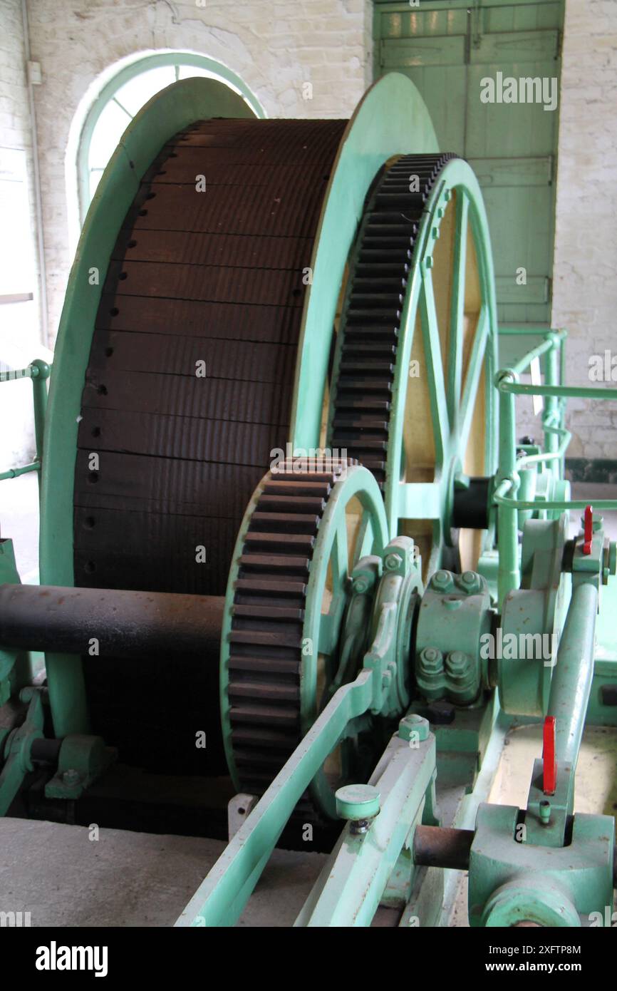 Il tamburo grande di un motore d'epoca per l'avvolgimento delle miniere di carbone. Foto Stock