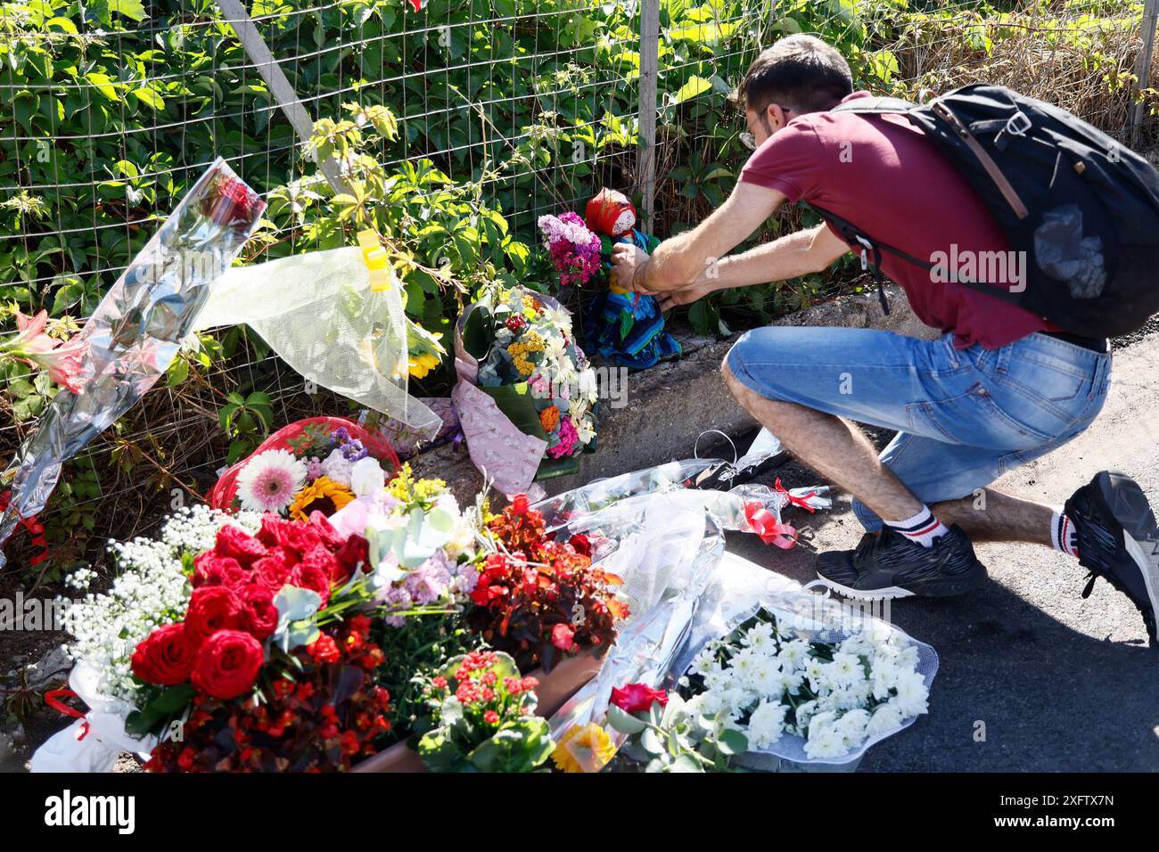 Roma, Italia. 5 luglio 2024. Femminicidio di Manuela Petrangeli in via degli Orseolo a Portuense. Fiori sul luogo dove giaceva il corpo della donna. Roma, Italia - 5 luglio 2024 - Cronaca - (foto di Cecilia Fabiano/LaPresse) Femicida di Manuela Petrangeli in via degli Orseolo in Portuense. Fiori sul luogo in cui è stato fondato il corpo della donna. Roma, Italia - 5 luglio 2024 - News - (foto di Cecilia Fabiano/LaPresse) crediti: LaPresse/Alamy Live News Foto Stock