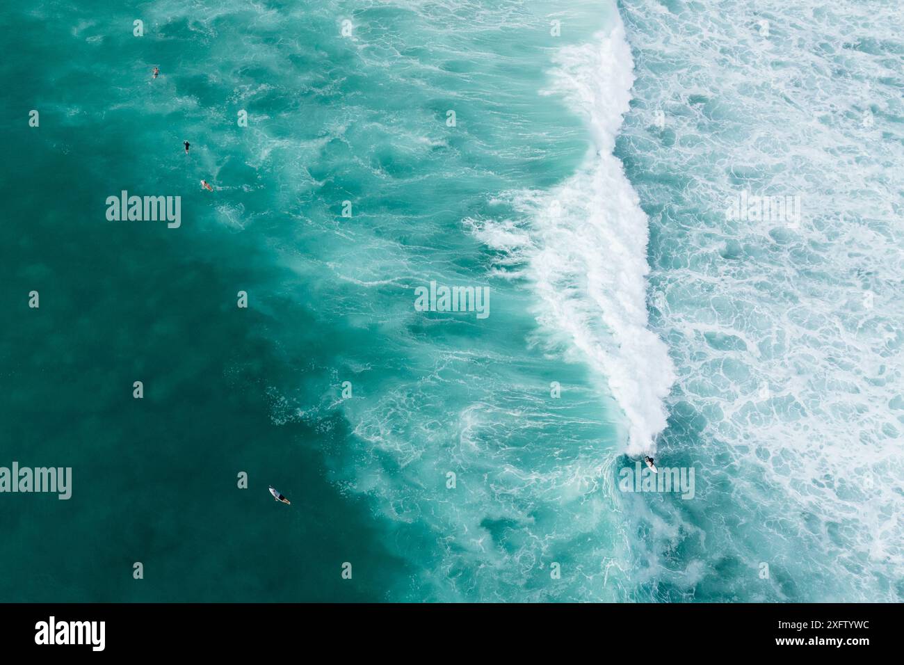 Drone di un'onda di surf da short boarder maschile a Honolulu, Hawaii Foto Stock
