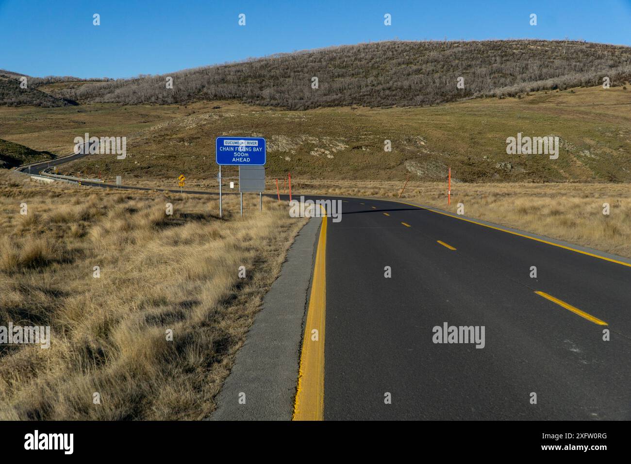 Kiandra, nuovo Galles del Sud, Australia, 5 luglio 2024; Eucumbene River Snow chain fitting Bay on the Snowy Mountains HWY Kosciuszko National Park Foto Stock