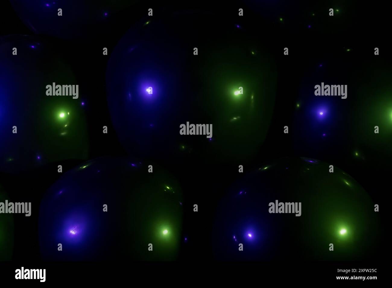 Palloncini neri con sfondo viola e verde al neon chiaro per la festa di Halloween Foto Stock