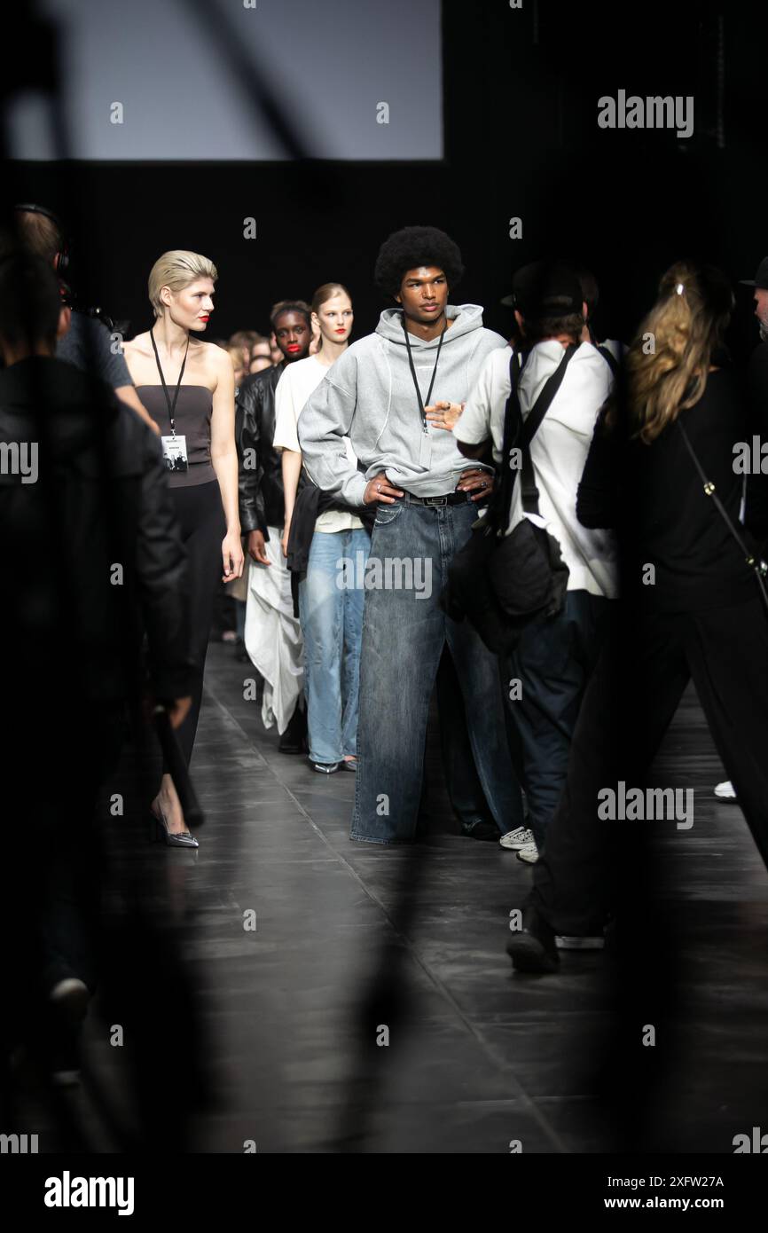 Berlino, Germania. 2 luglio 2024. Le modelle percorrono la vivace pista durante la spettacolare sfilata di moda Kilian Kerner SS25 all'evento della settimana della moda di Berlino. Foto Stock