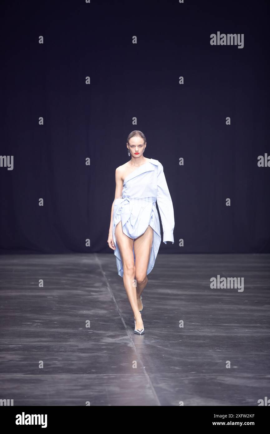 Berlino, Germania. 2 luglio 2024. Le modelle percorrono la vivace pista durante la spettacolare sfilata di moda Kilian Kerner SS25 all'evento della settimana della moda di Berlino. Foto Stock