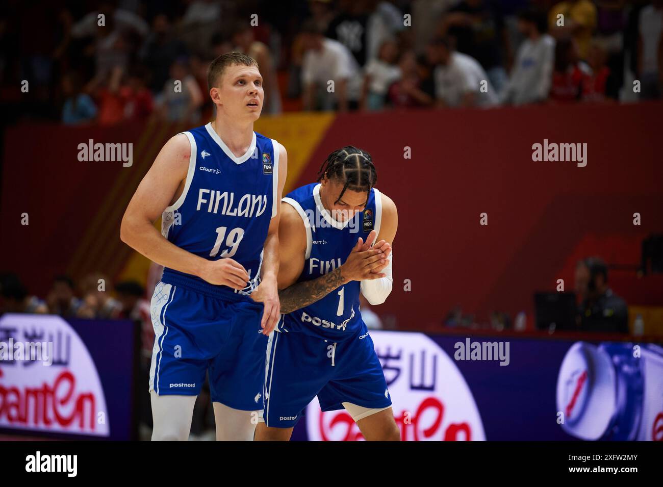 Elias Valtonen della squadra finlandese (L) e Miro Little della squadra finlandese (R) visti in azione durante la partita tra Polonia e Finlandia a Pabellon Fuent Foto Stock