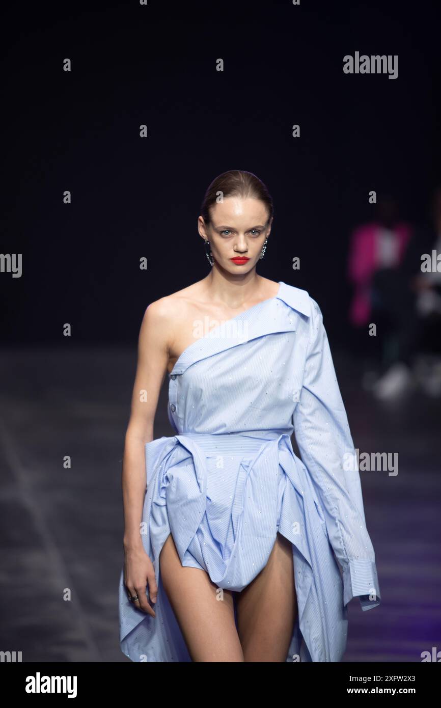 Berlino, Germania. 2 luglio 2024. Le modelle percorrono la vivace pista durante la spettacolare sfilata di moda Kilian Kerner SS25 all'evento della settimana della moda di Berlino. Foto Stock