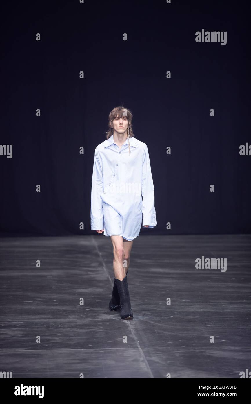Berlino, Germania. 2 luglio 2024. Le modelle percorrono la vivace pista durante la spettacolare sfilata di moda Kilian Kerner SS25 all'evento della settimana della moda di Berlino. Foto Stock