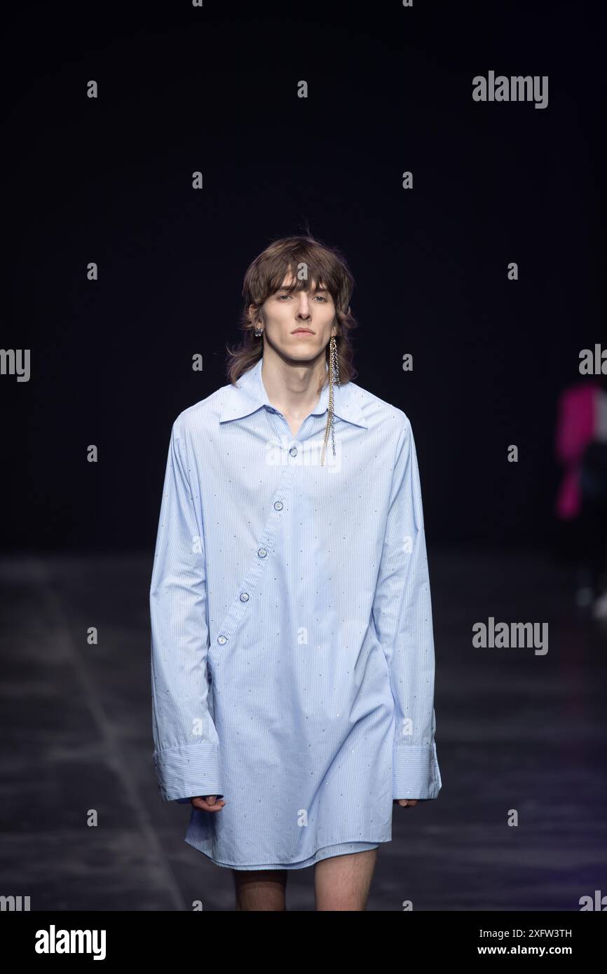 Berlino, Germania. 2 luglio 2024. Le modelle percorrono la vivace pista durante la spettacolare sfilata di moda Kilian Kerner SS25 all'evento della settimana della moda di Berlino. Foto Stock