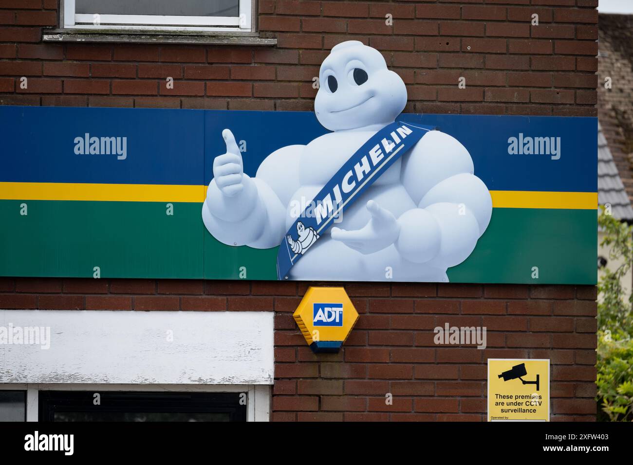 Cartello Bibendum su un garage, Coventry, Regno Unito Foto Stock
