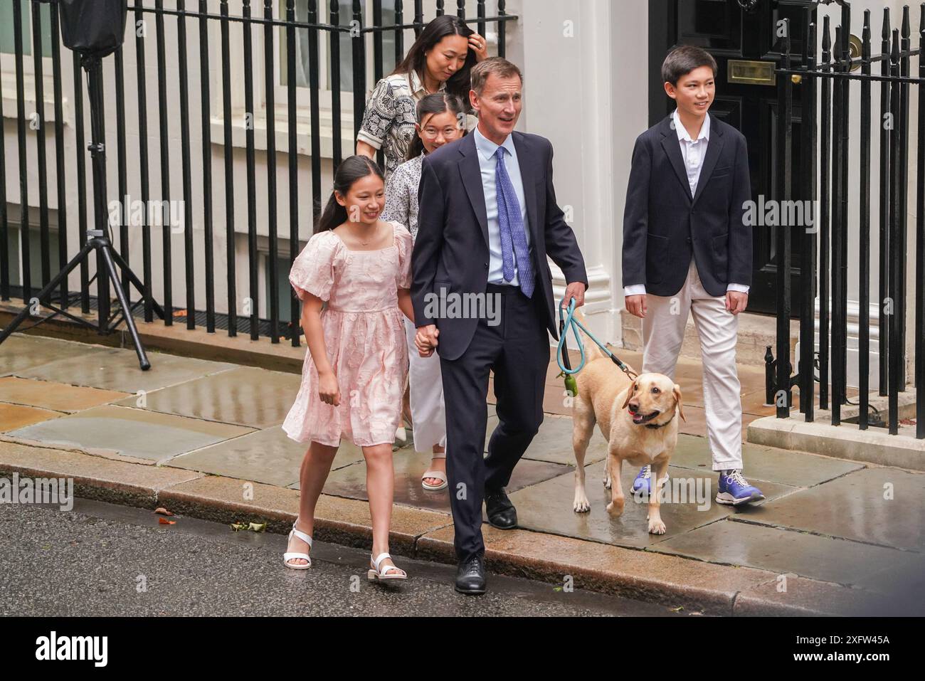 Downing Street, Londra Regno Unito 5 luglio 2024. Il Cancelliere uscente dello Scacchiere Jeremy Hunt lascia l'11 Downing Street con sua moglie Lucia Hunt, i loro figli Jack, Anna ed Eleanor e il loro cane Poppy dopo che il partito conservatore ha perso le elezioni generali. Crediti: Amer Ghazzal/Alamy Live News Foto Stock