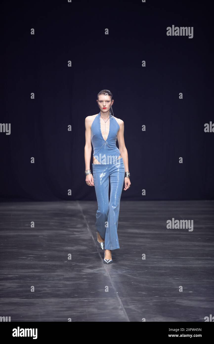Berlino, Germania. 2 luglio 2024. Le modelle percorrono la vivace pista durante la spettacolare sfilata di moda Kilian Kerner SS25 all'evento della settimana della moda di Berlino. Foto Stock