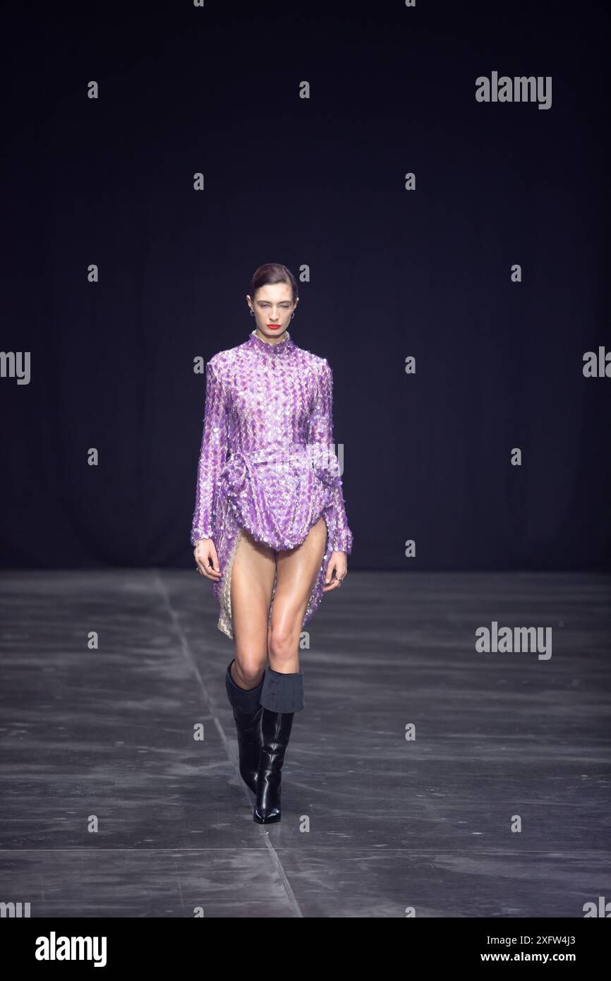 Berlino, Germania. 2 luglio 2024. Le modelle percorrono la vivace pista durante la spettacolare sfilata di moda Kilian Kerner SS25 all'evento della settimana della moda di Berlino. Foto Stock