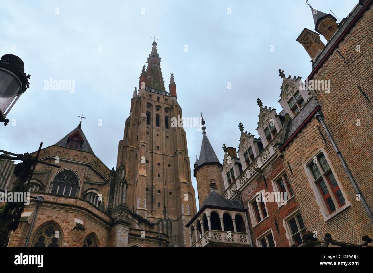 30-10-2014 Bruges, Belgio - la Chiesa di nostra Signora a Bruges, con la sua imponente torre Foto Stock 30-10-2014 Bruges, Belgio - la Chiesa di nostra Signora a Bruges, con la sua imponente torre Foto Stock