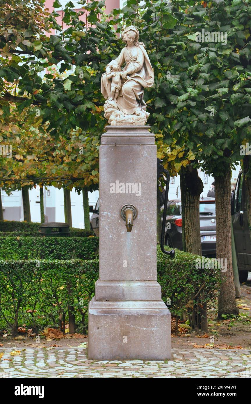 30-10-2014 Bruxelles, Belgio - Una splendida fontana con una scultura vergine con bambino in cima a Bruges Foto Stock