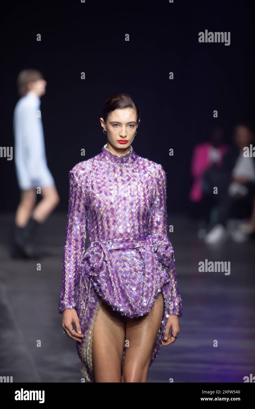 Berlino, Germania. 2 luglio 2024. Le modelle percorrono la vivace pista durante la spettacolare sfilata di moda Kilian Kerner SS25 all'evento della settimana della moda di Berlino. Foto Stock